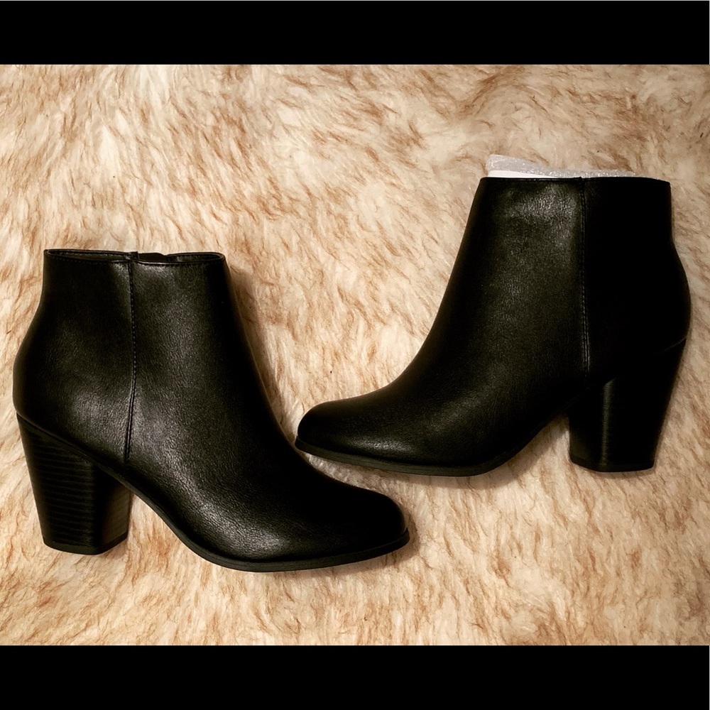 NIB Black Almond Toe Booties Size 9